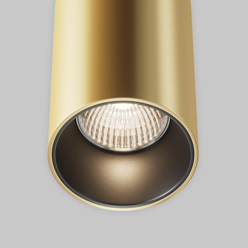 Détail du bas du cylindre doré montrant l'optique striée et la douille