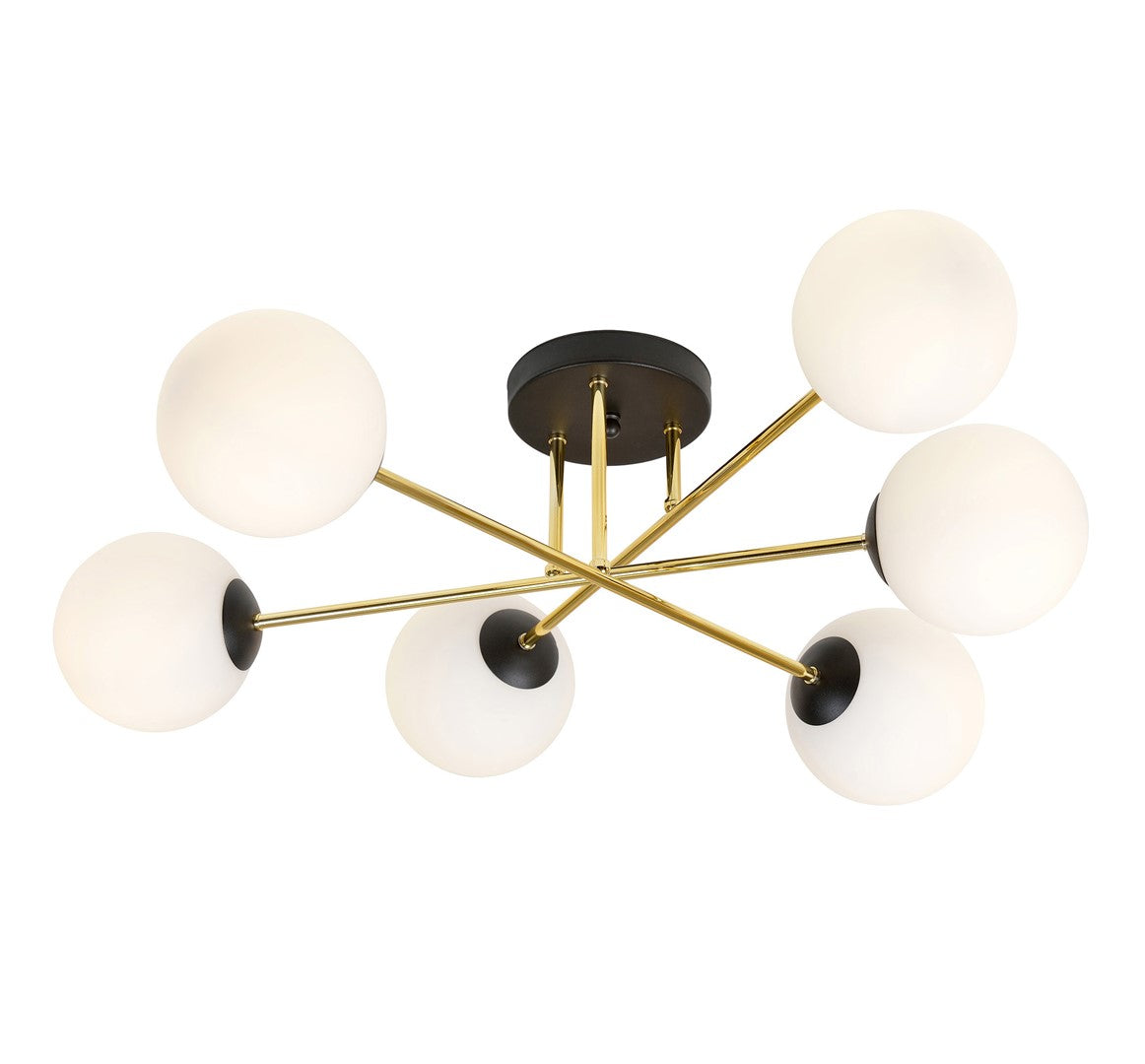 Plafonnier allumé sur fond blanc, globes opalins lumineux et bras dorés en étoile.