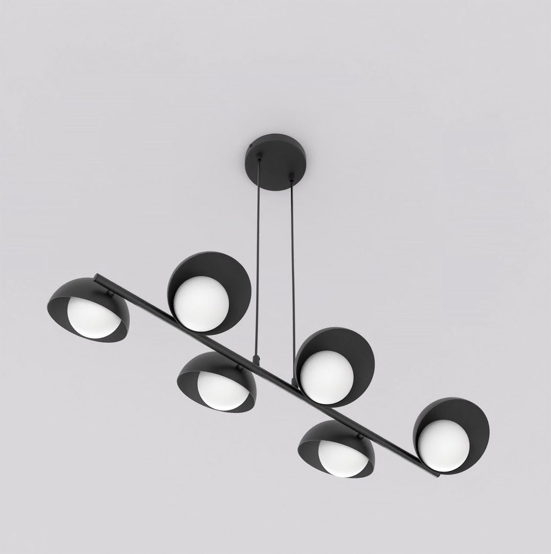 Vue inclinée du lustre noir, barre horizontale et six coupelles demi-sphériques.
