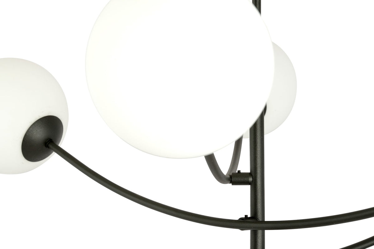 Détail d'un globe en verre opale fixé sur une coupelle et un bras noir
