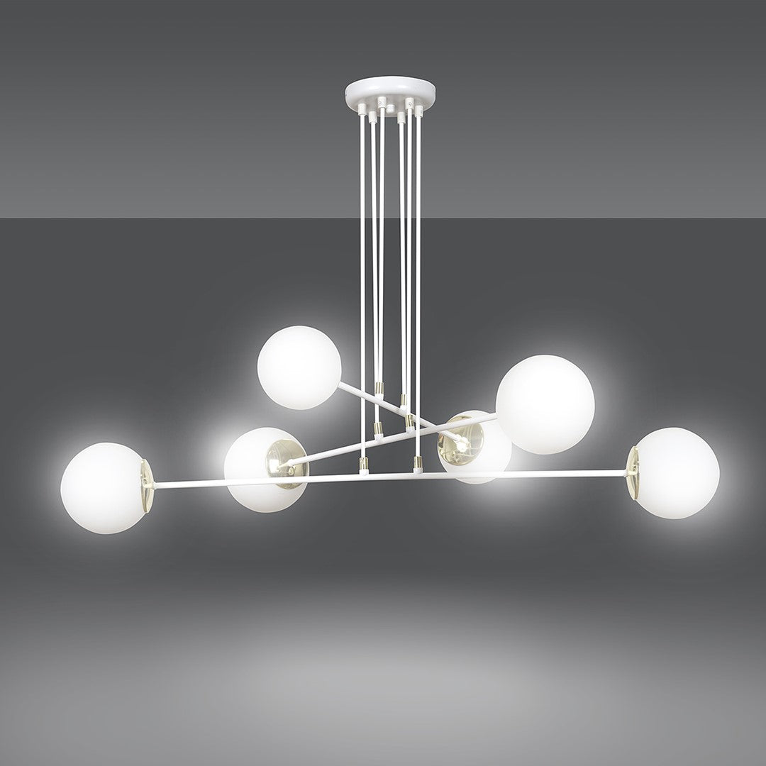 Luminaire allumé sur fond sombre, globes blancs diffusant une lumière chaude