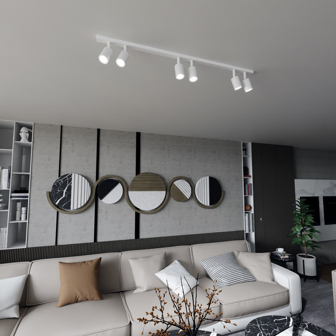 Mise en ambiance dans un salon moderne avec le plafonnier blanc au-dessus du canapé