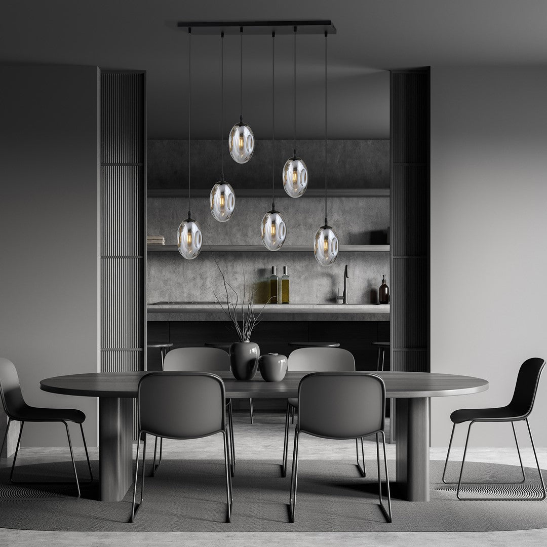 Mise en ambiance au-dessus d'une table à manger dans un intérieur gris contemporain