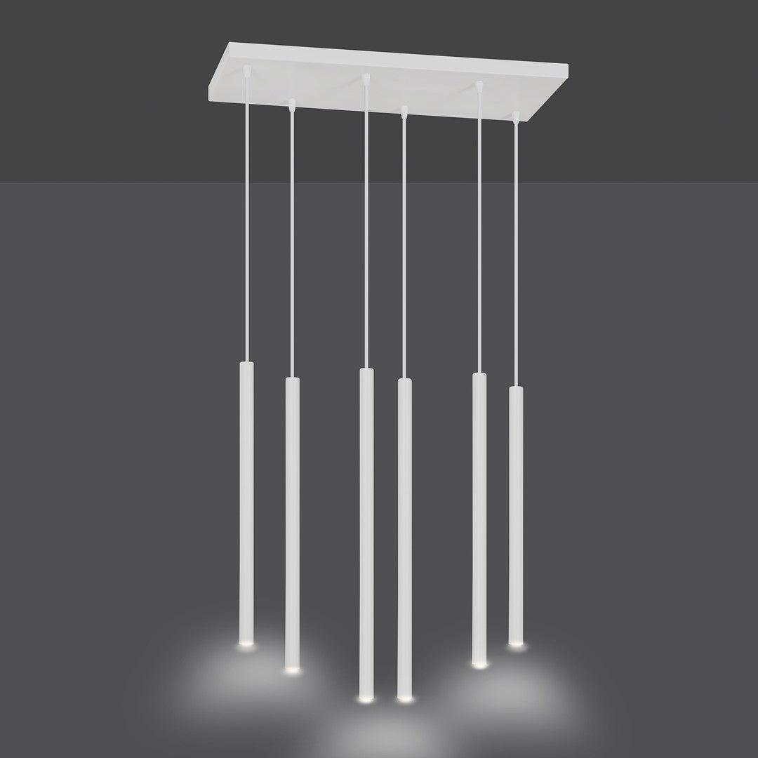 Suspension blanche allumée avec six tubes diffusant une lumière vers le bas.