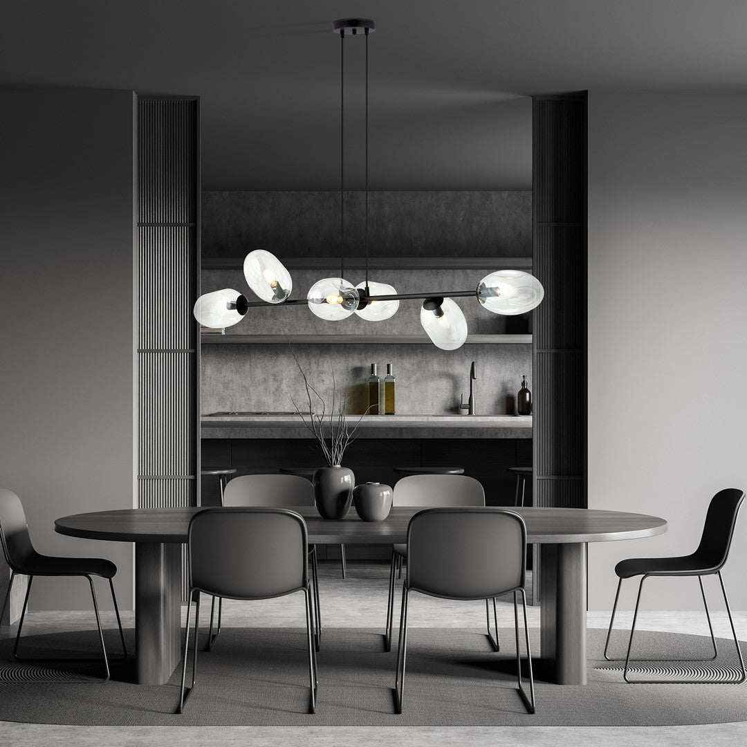 Mise en ambiance sombre au-dessus d'une table à manger ronde entourée de chaises grises