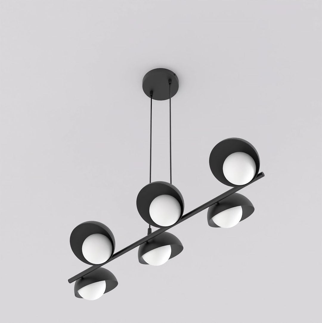 Autre angle du lustre noir, mettant en valeur la structure et les globes opalins.