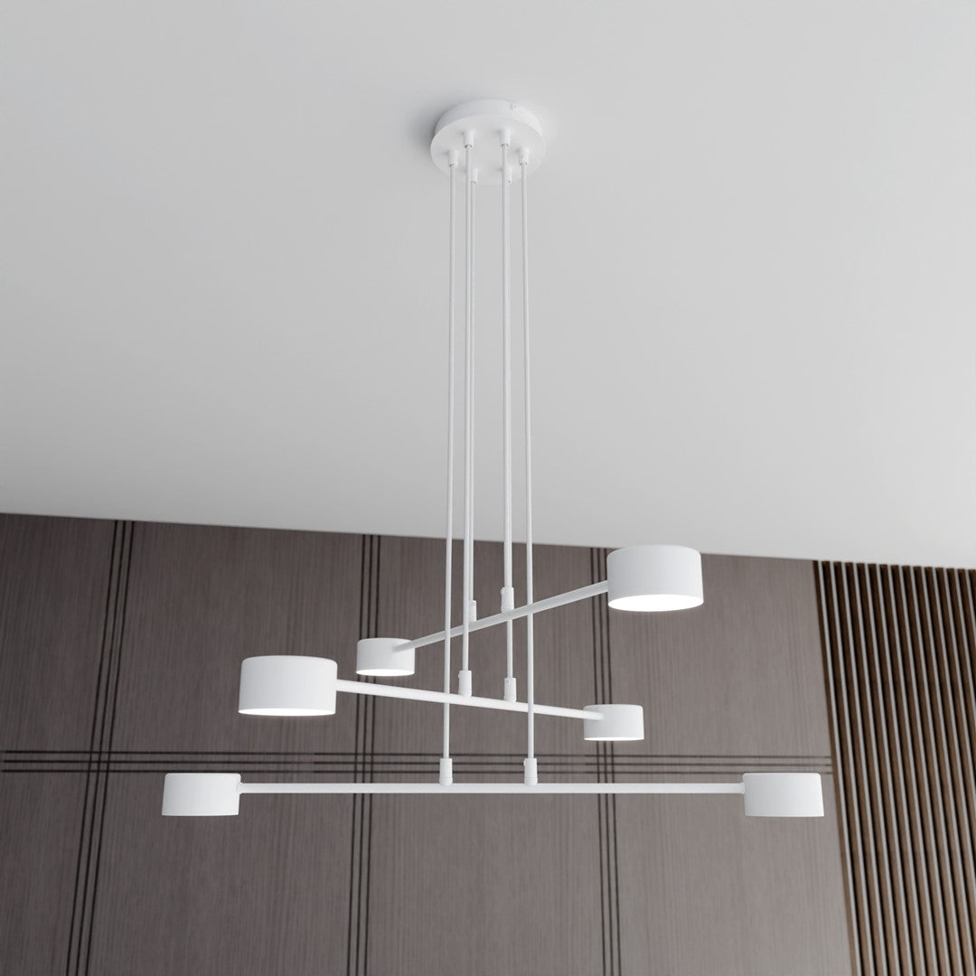 Mise en ambiance salon, suspension blanche allumée devant mur lambrisé