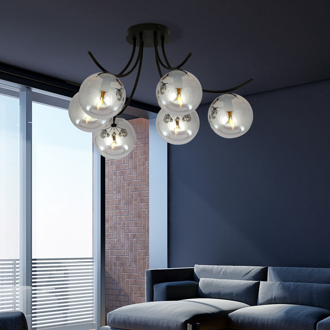 Mise en ambiance du plafonnier dans un salon moderne avec mur bleu et grande fenêtre