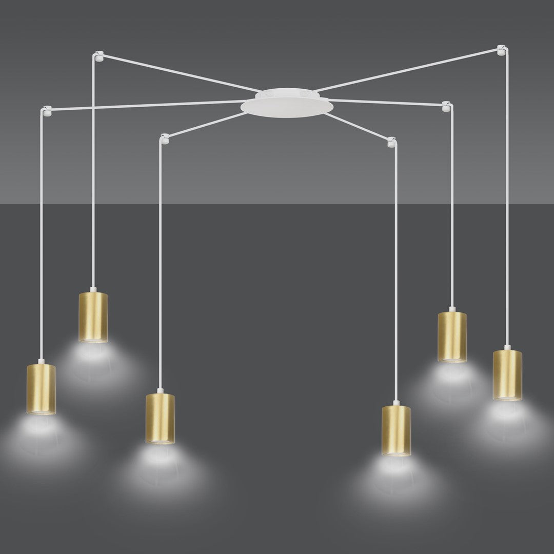 Luminaire allumé, six abat-jours dorés diffusant des cônes de lumière blanche sur fond gris