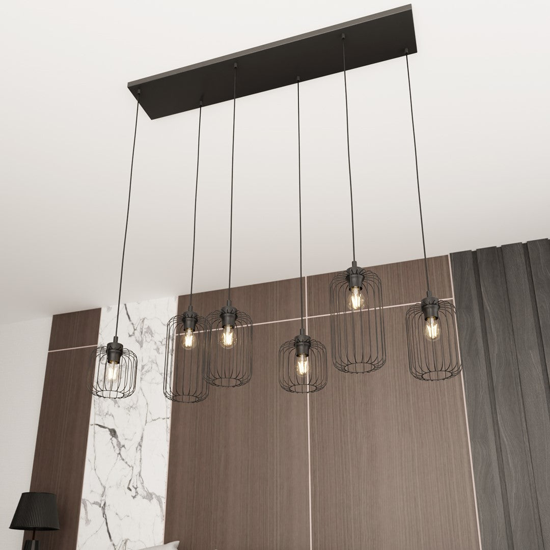 Luminaire suspendu dans un intérieur moderne, mur marbre et bois, lampe de chevet noire.