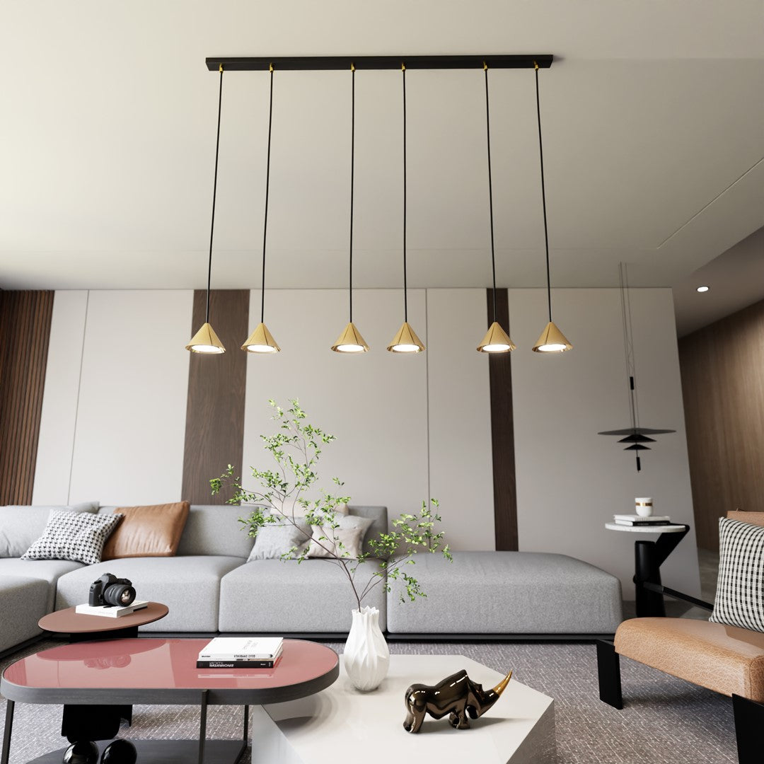 Scène de vie, le luminaire éclaire un salon au canapé gris