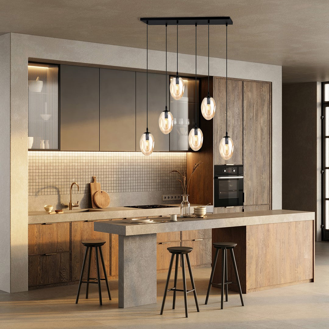 Suspension installée au-dessus d'un îlot de cuisine en béton et bois