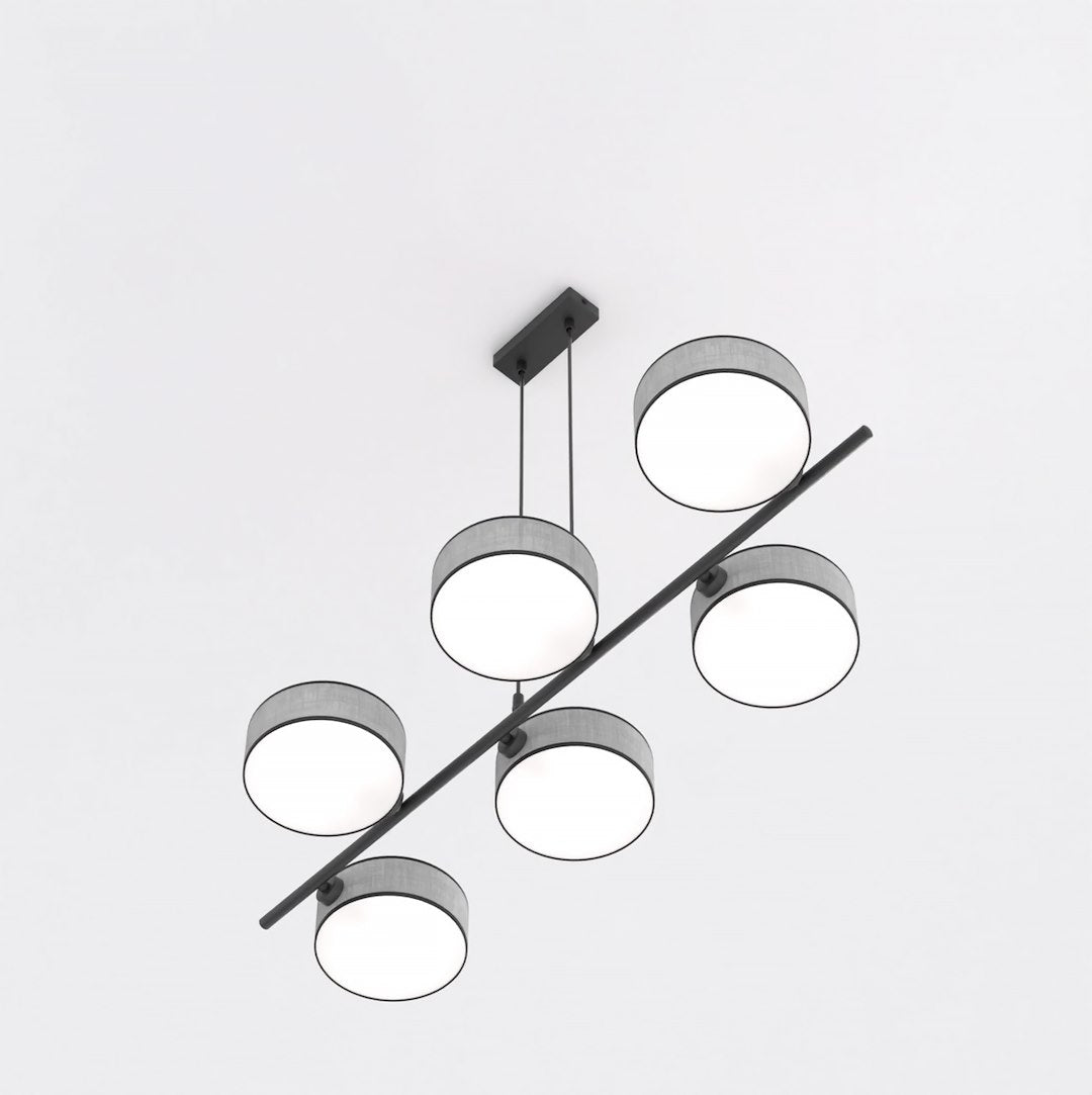 Autre angle du lustre dévoilant la barre centrale et les câbles de suspension.