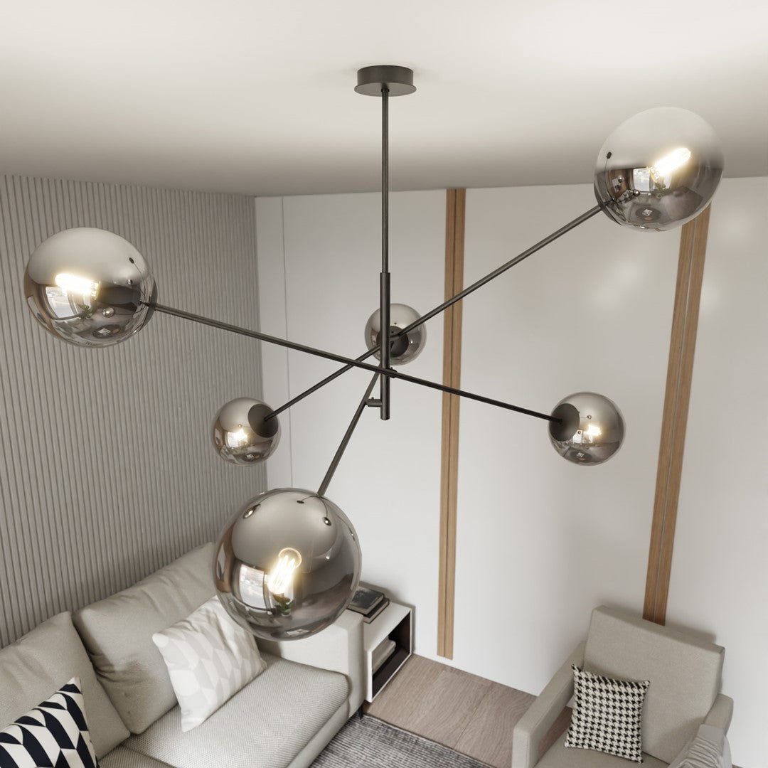 Vue en contre-plongée du luminaire suspendu, bras noirs et globes fumés