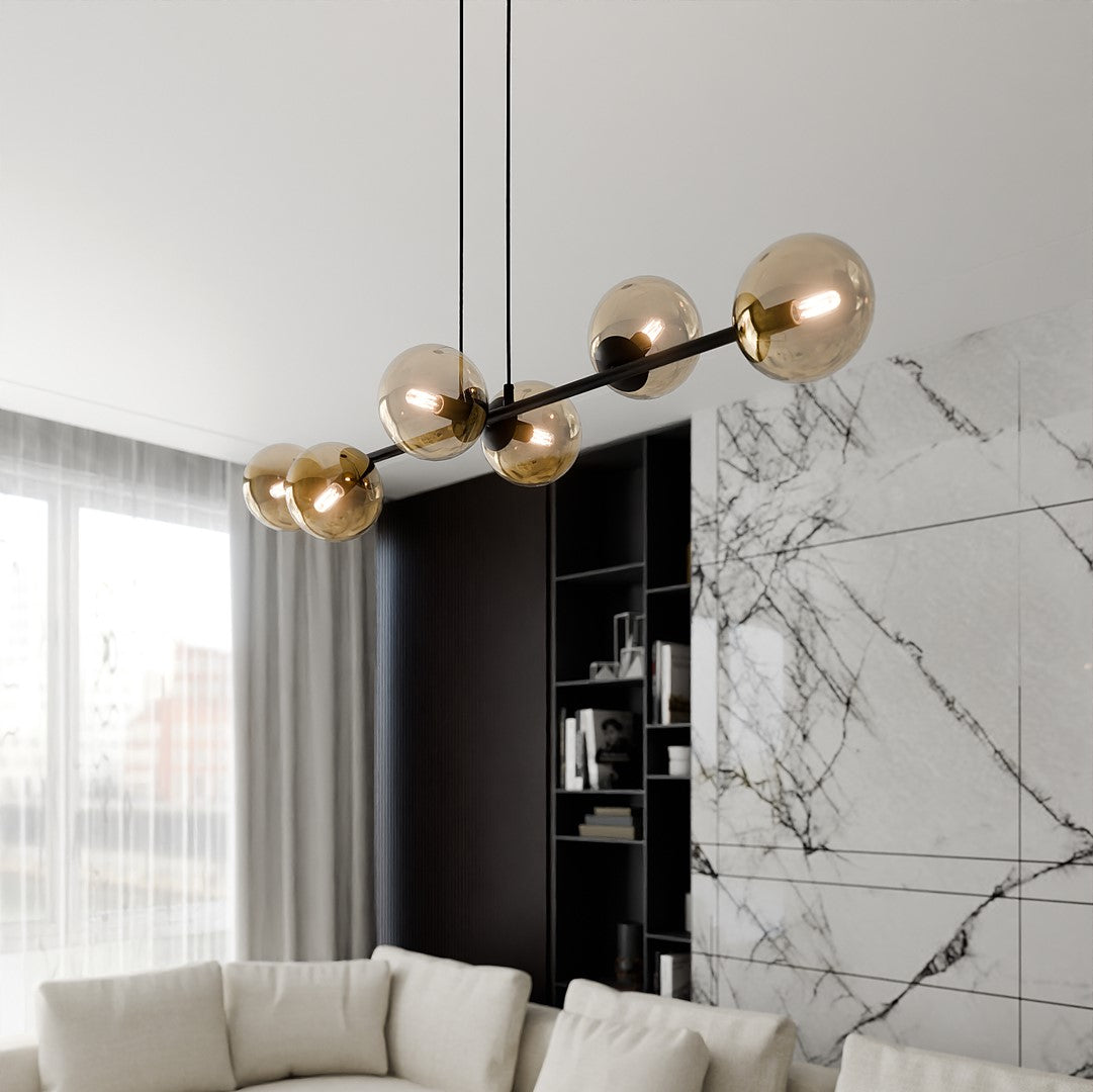 Vue rapprochée du luminaire allumé au-dessus d'un canapé, reflets dorés