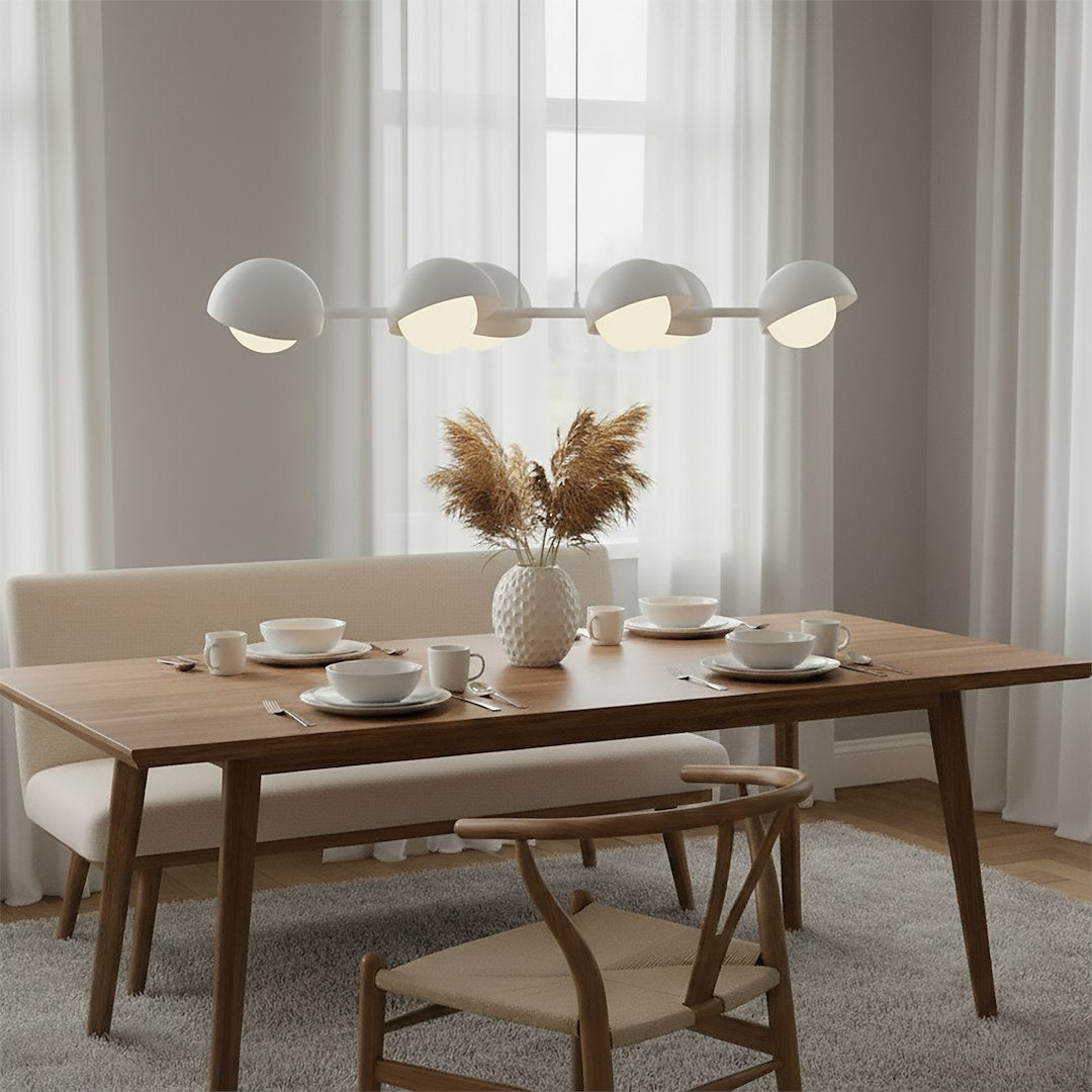 Mise en ambiance de la suspension blanche au-dessus d'une table à manger en bois.