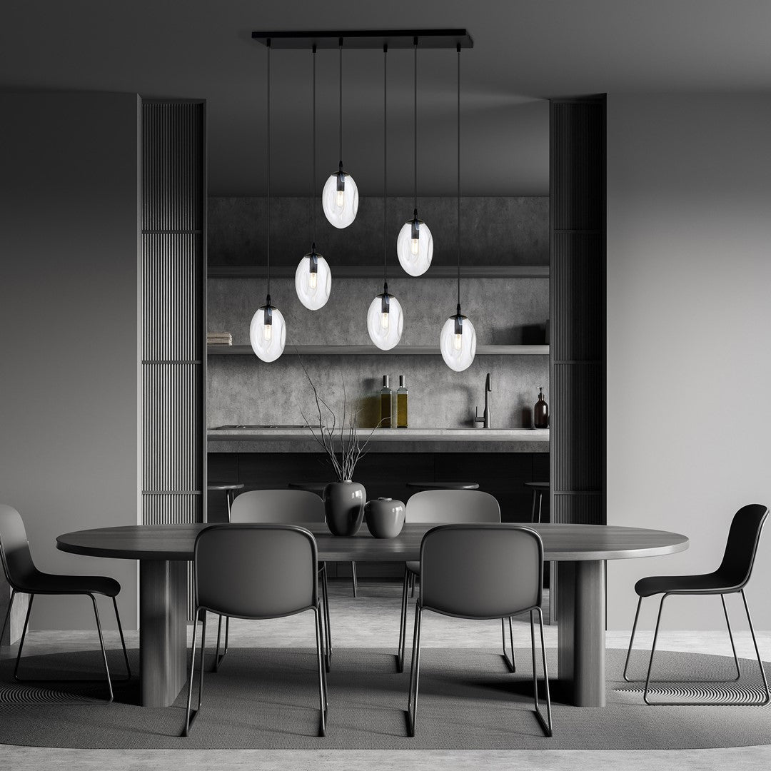 Mise en ambiance au-dessus d'une table de salle à manger aux tons gris