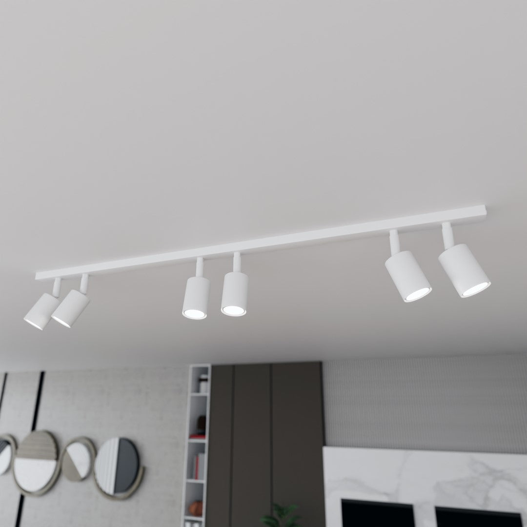 Vue en contre-plongée du rail blanc fixé au plafond d'un intérieur contemporain