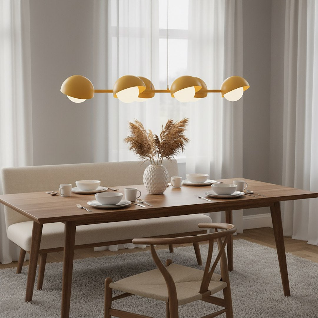 Mise en ambiance au-dessus d'une table à manger en bois, suspension jaune moutarde allumée.