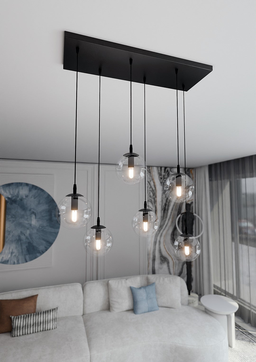 Luminaire suspendu devant un mur marbré, six globes en verre éclairés