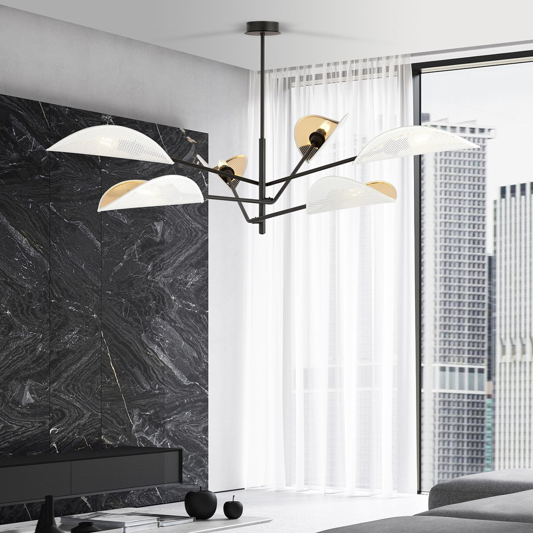 Mise en ambiance dans un salon moderne devant une baie vitrée et un mur marbre