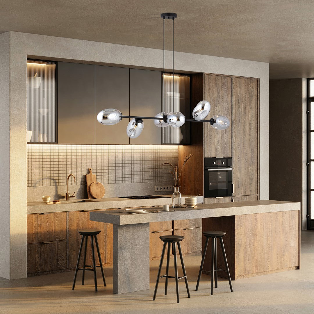 Luminaire installé dans une cuisine moderne, éclairant un îlot central en béton
