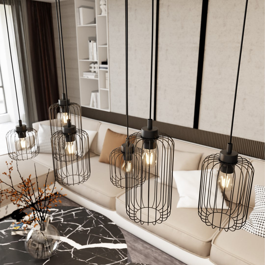 Suspension noire à six cages au-dessus d'un canapé beige, intérieur design.