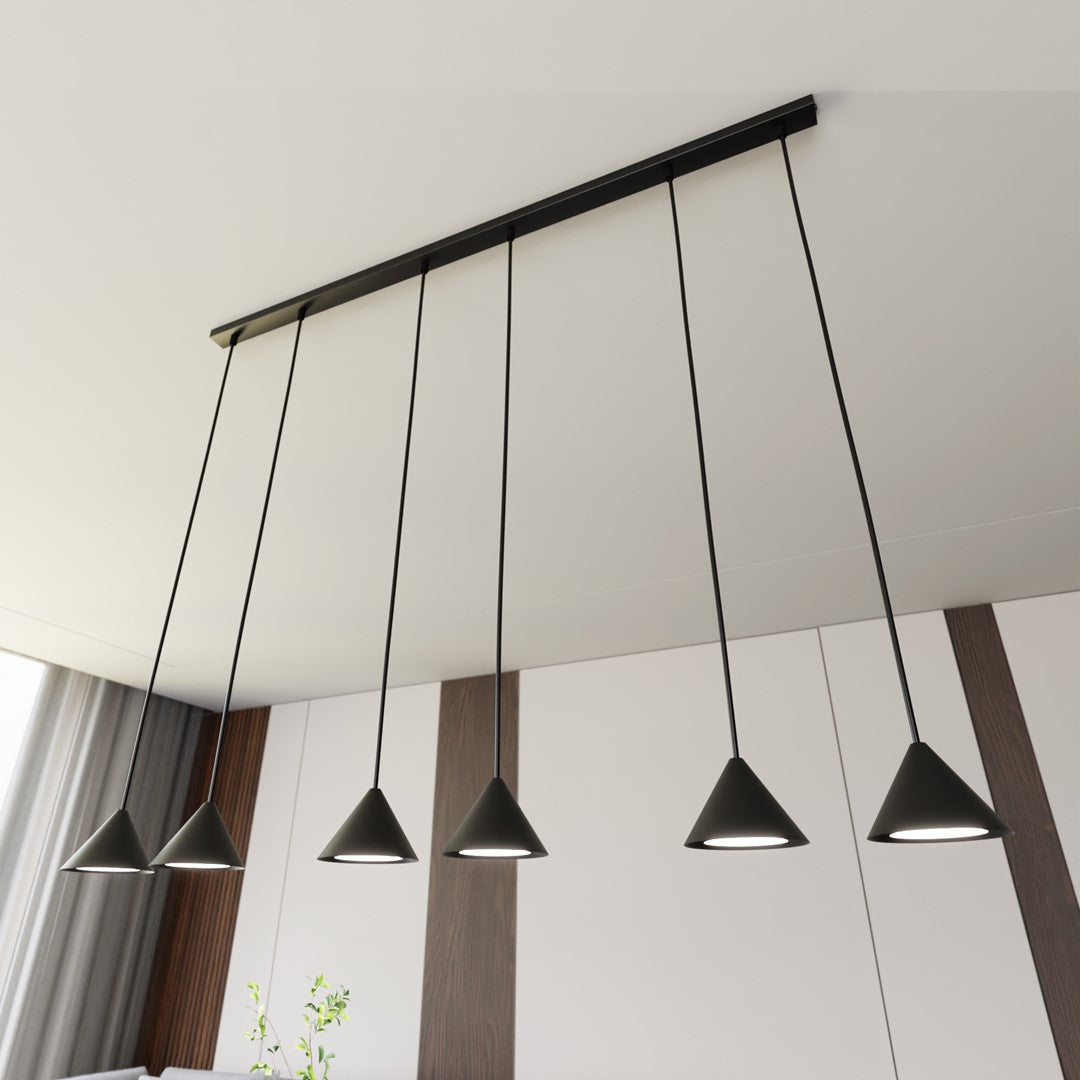 Vue en contre-plongée du rail noir fixé au plafond et de ses six suspensions.