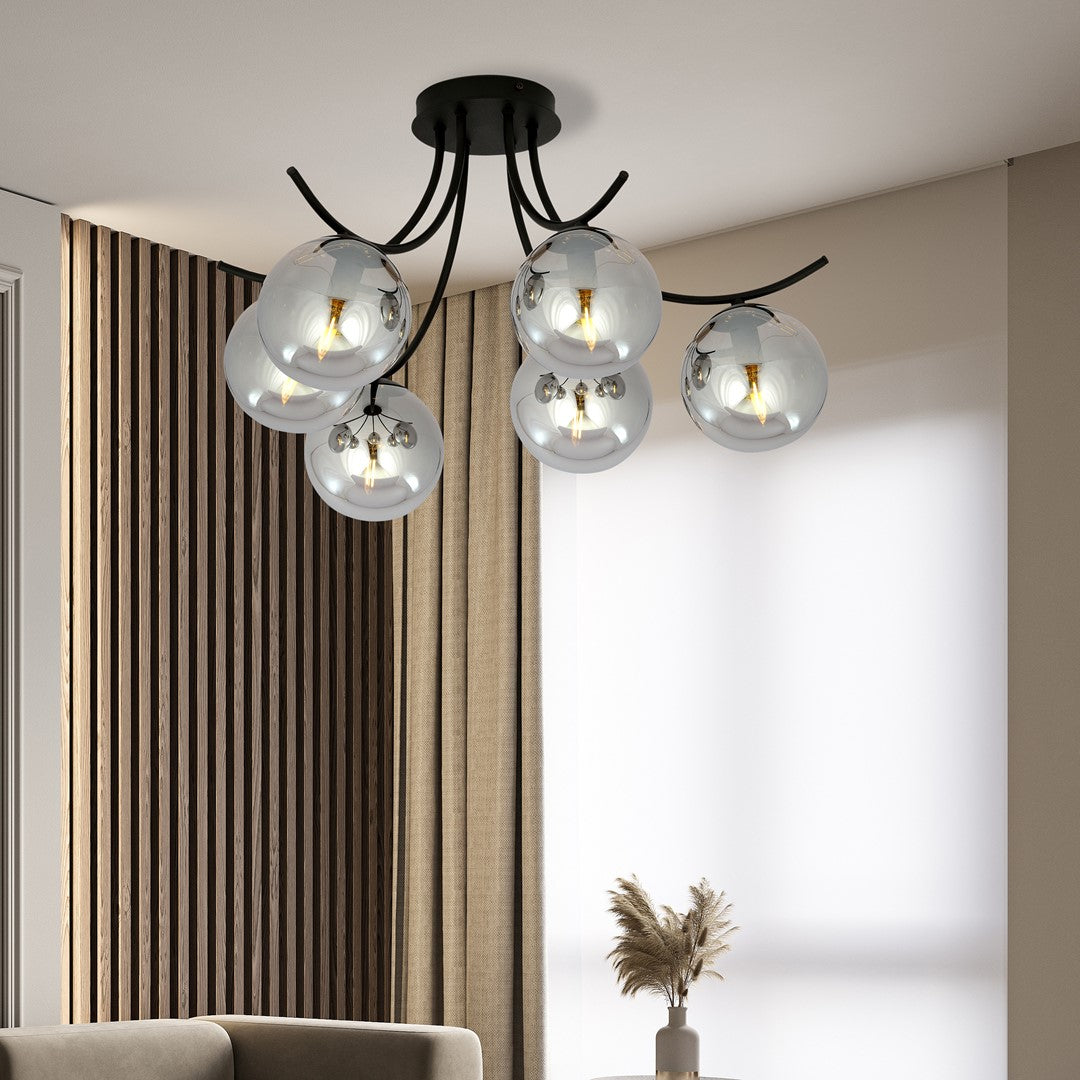 Plafonnier allumé dans un intérieur beige avec mur à lattes de bois et rideaux