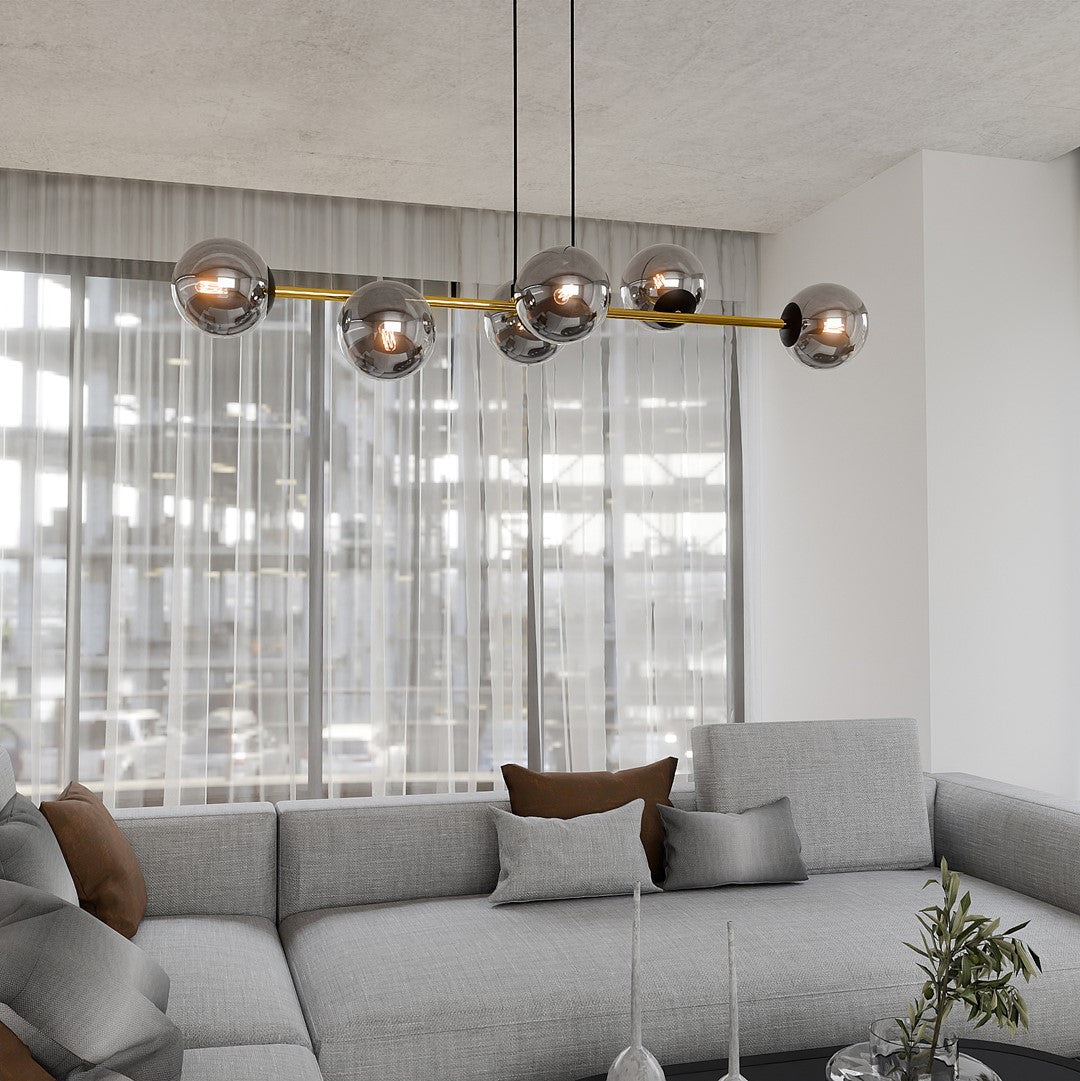 Vue rapprochée en intérieur, globes fumés éclairés devant grandes fenêtres et rideaux
