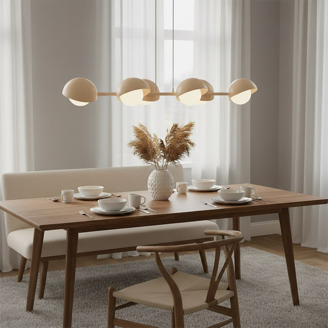 Mise en ambiance au-dessus d'une table à manger en bois, intérieur clair