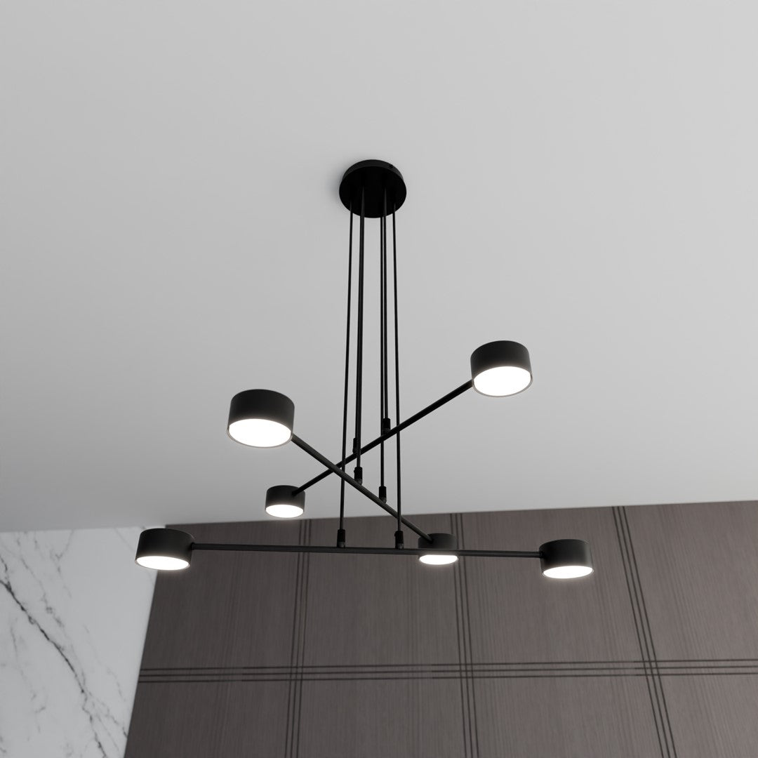 Vue en contre-plongée de la suspension noire allumée, six diffuseurs cylindriques dans un intérieur avec marbre.