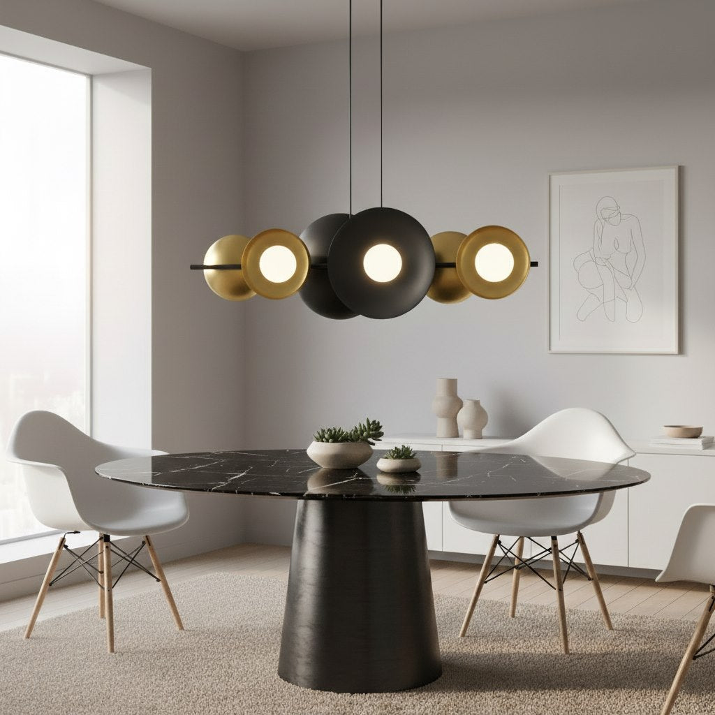 Mise en scène au-dessus d'une table ronde en marbre noir dans une salle à manger