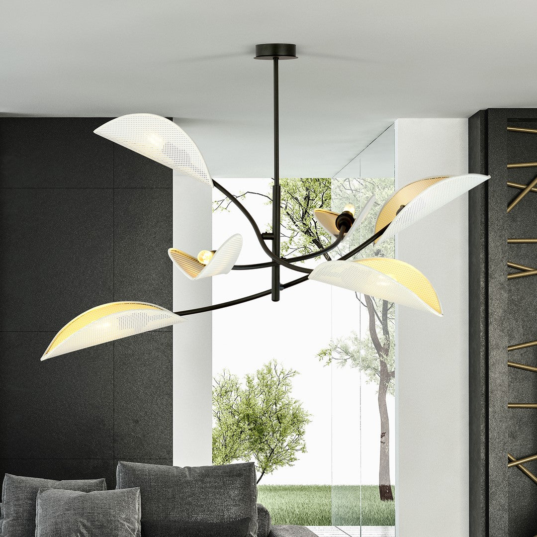 Suspension allumée dans un salon moderne, devant une baie vitrée donnant sur un jardin.