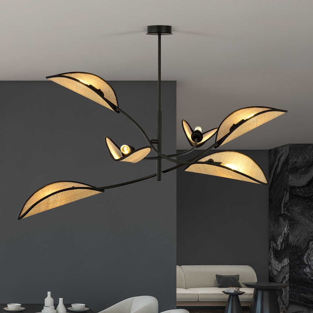 Mise en ambiance salon sombre : luminaire allumé, lumière chaude diffusée sur le mur.