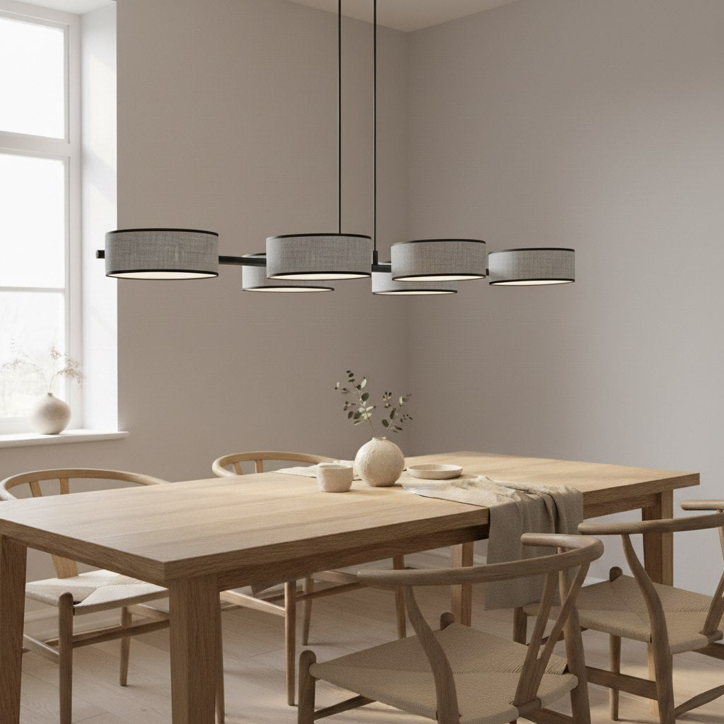Mise en ambiance au-dessus d'une table à manger en bois clair, intérieur lumineux.