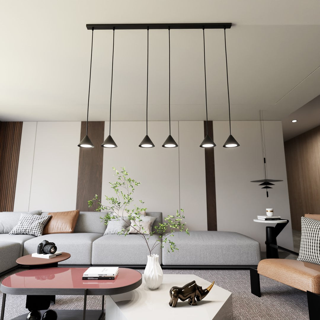 Mise en ambiance salon moderne avec la suspension noire six cônes au-dessus du canapé.