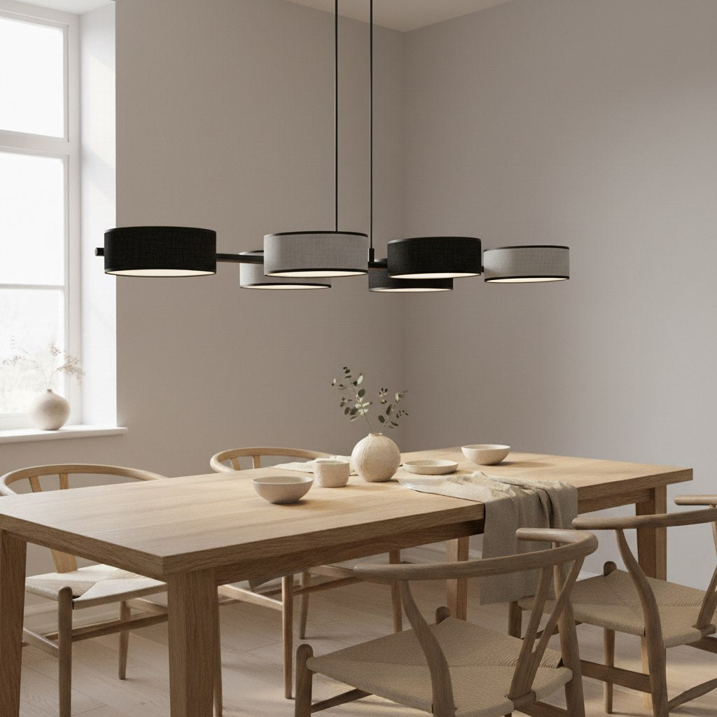 Mise en ambiance au-dessus d'une table à manger en bois clair