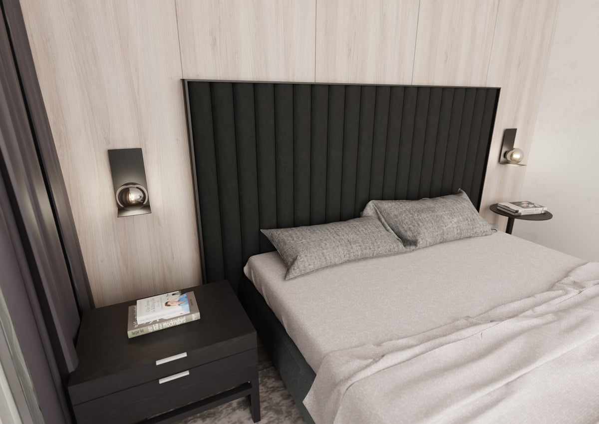 Chambre complète avec deux appliques murales encadrant le lit et linge de lit gris.