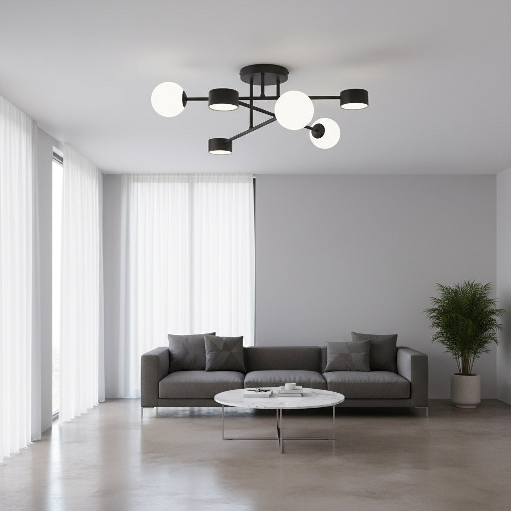 Luminaire installé dans un séjour gris épuré aux grands rideaux blancs
