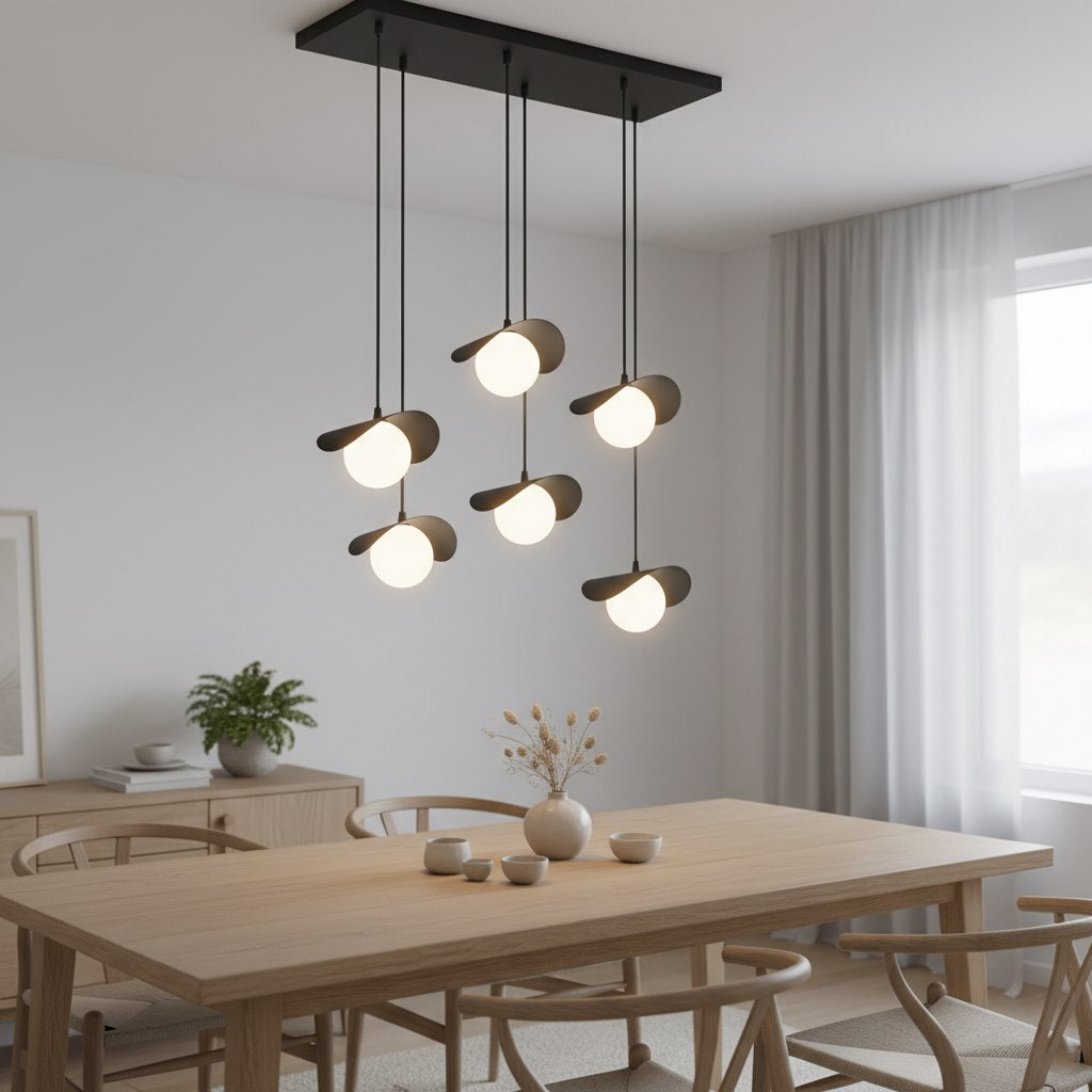Suspension installée dans un intérieur contemporain, au-dessus d'une table dressée avec vaisselle.