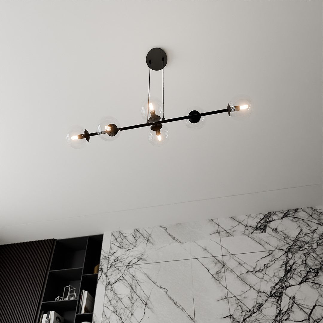 Vue en contre-plongée du luminaire suspendu, globes de verre et finition noire.