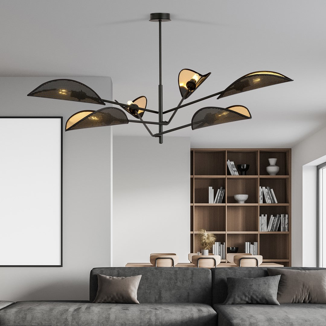 Plafonnier installé au-dessus d'une table, bibliothèque en bois et canapé gris