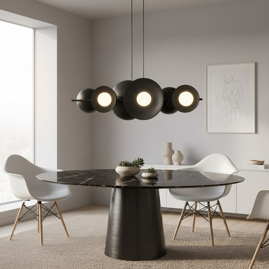 Mise en ambiance au-dessus d'une table ronde noire dans une salle à manger contemporaine claire
