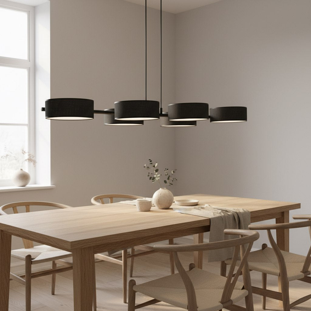 Mise en ambiance au-dessus d'une table à manger en bois clair, intérieur épuré