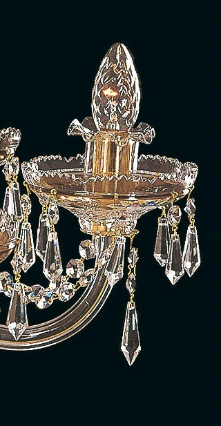 Détail d'une coupelle à bougie, pampilles et gouttes de cristal suspendues