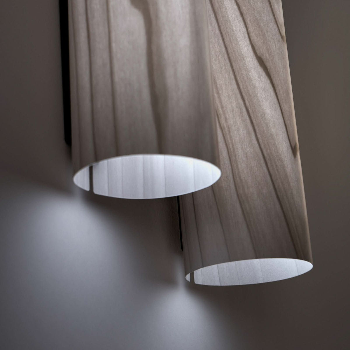 Applique murale LED Black Note Duplet en métal, gris et noir, hauteur 34,5 cm
