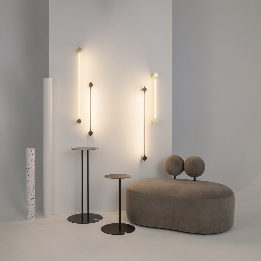 Mise en ambiance avec plusieurs appliques murales dans un intérieur minimaliste beige.