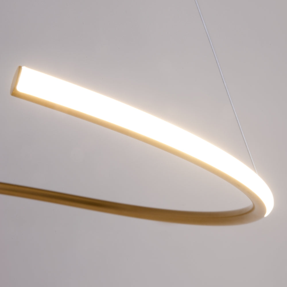 Détail de la finition, ruban lumineux blanc et profil métallique doré brossé.