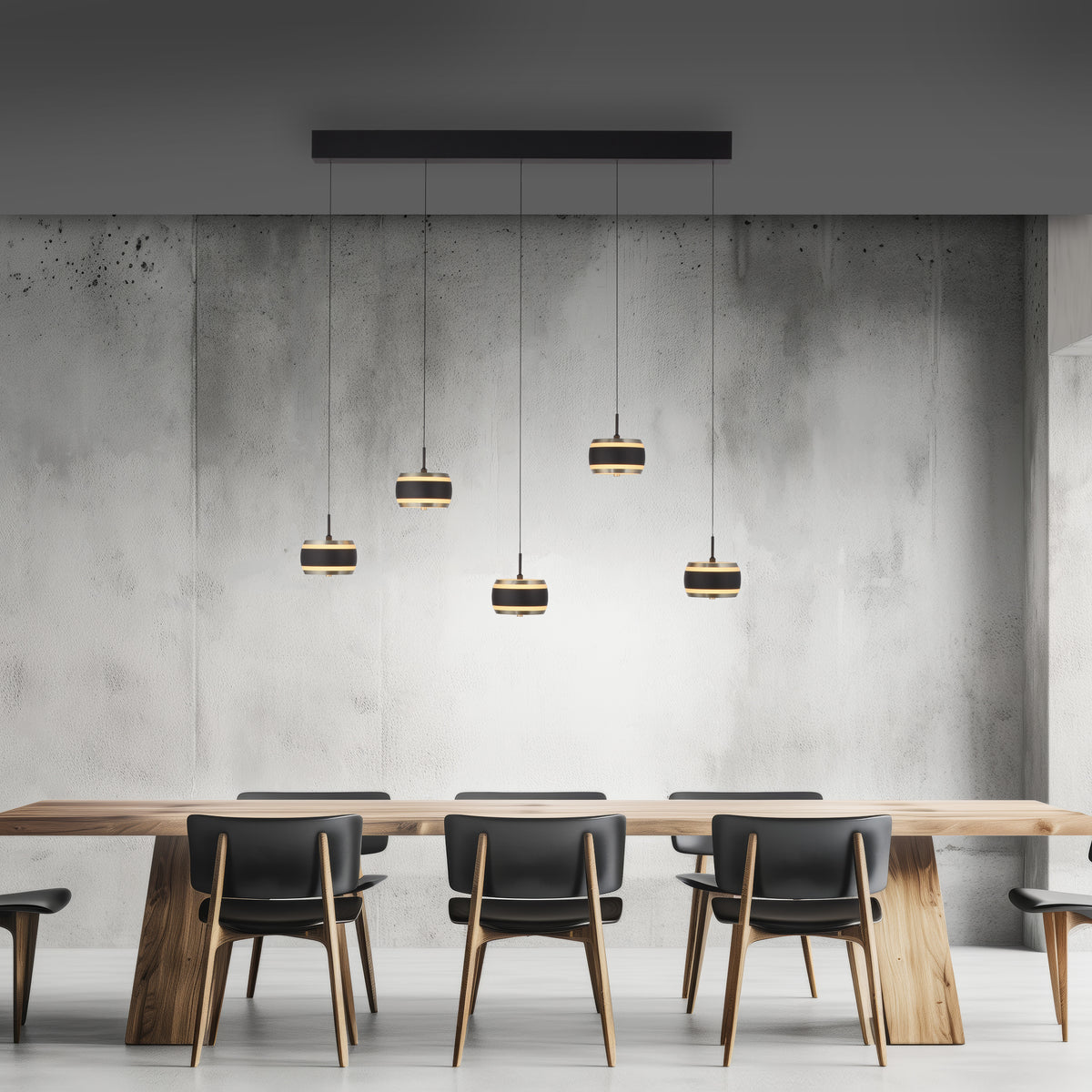Mise en scène au-dessus d'une table en bois dans une salle à manger béton